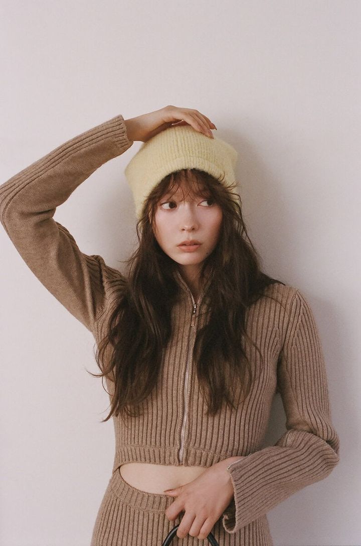 八木アリサと肌見せニット