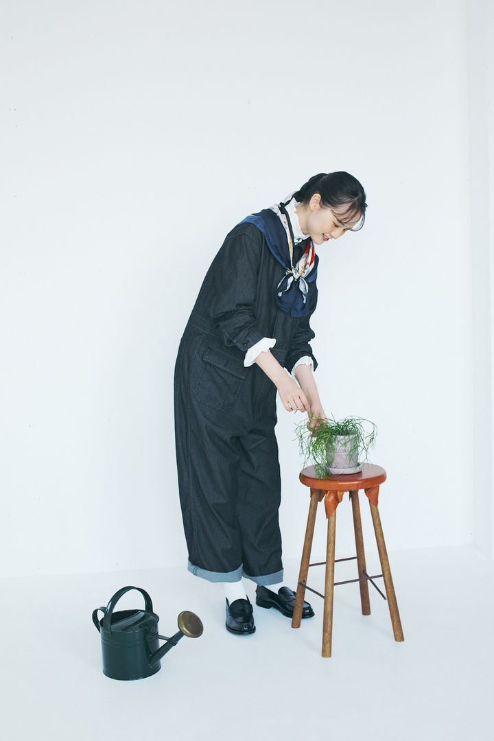 この秋着回したいのは“デニムのジャンプスーツ”。巻きものでアクセントを加えて【FUDGE FRIEND おしゃれさんの毎日コーディネート｜うさみ】