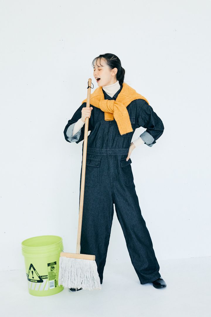 この秋着回したいのは“デニムのジャンプスーツ”。巻きものでアクセントを加えて【FUDGE FRIEND おしゃれさんの毎日コーディネート｜うさみ】