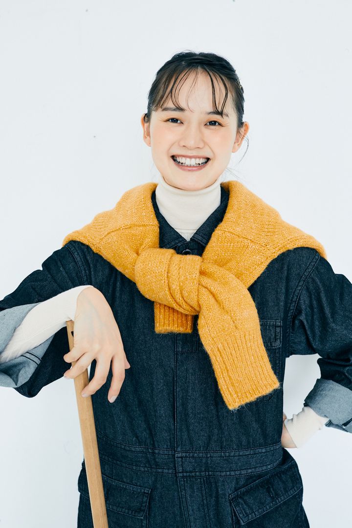 この秋着回したいのは“デニムのジャンプスーツ”。巻きものでアクセントを加えて【FUDGE FRIEND おしゃれさんの毎日コーディネート｜うさみ】