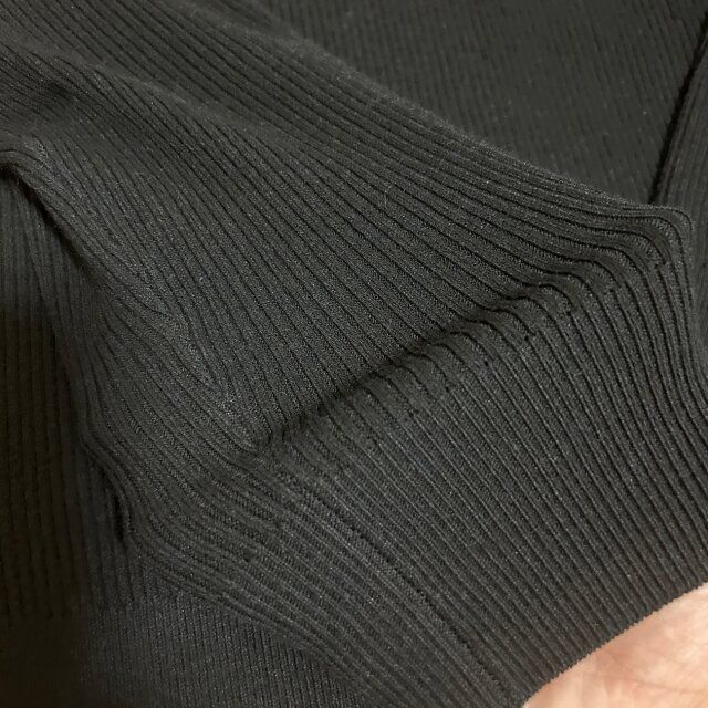 ユニクロウォッシャブルニットリブポロセーターの伸縮性