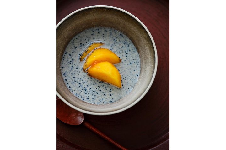甘やかなコクと香ばしさが絶品の“柿と黒胡麻のデザートスープ”