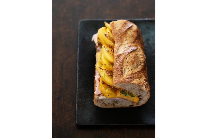 甘酸っぱくて軽い食べ心地の“柿とハムのカスクート”