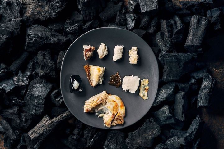 魚には必要最低限しか手を加えないが、それでいてさまざまな部位を余すことなく味わうことができる。Photo_ LACRÈME