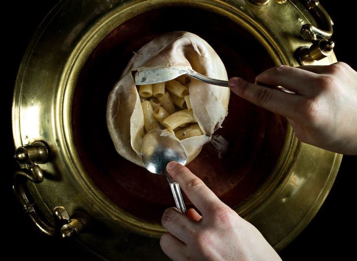 豚の膀胱の中で調理する「カチョ・エ・ペペ・イン・ヴェッシカ・ディ・マイアーレ」。パスタの茹で具合の見極めがむずかしい。