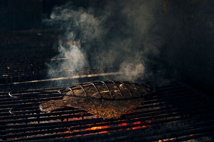 シグニチャーはイシビラメ（タルボット）の炭火焼き。この一品で美食家たちを魅了する。Photo_ LACRÈME