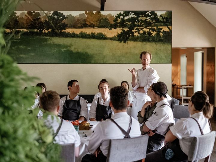 ミシュラン2つ星のレストランを運営しながら、メディアを通じて食の未来に向けて精力的に情報発信するダン・バーバー。Photo_ Elena Wolfe