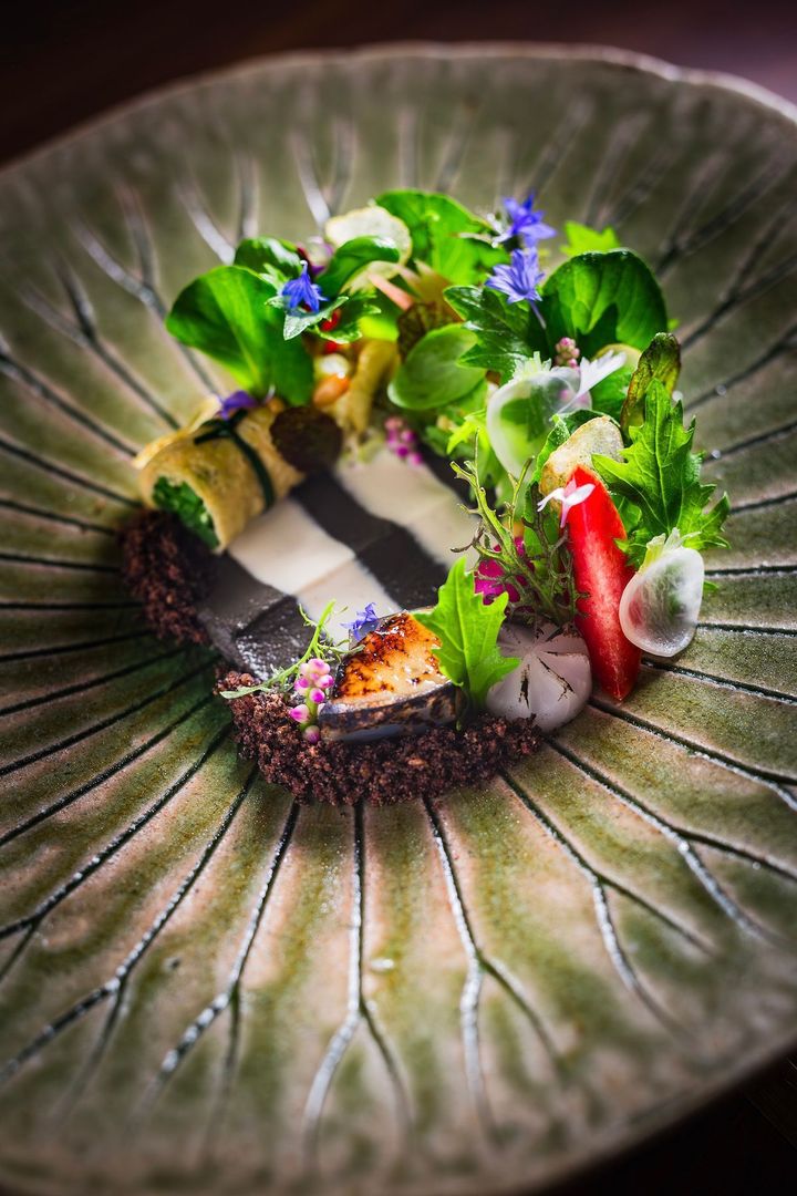 調理法だけでなく、器や盛り付け、もてなしの心など、至るところに日本料理のエッセンスが感じられる。