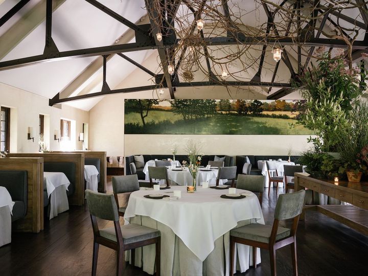 天井が高く広々としたダイニングルーム。明るい時間から徐々に席が埋まり、ディナーが終わる頃には重厚な雰囲気に。Photo_ Elena Wolfe