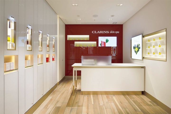 今回の「ユース エキスパート」は75分 ￥24,200。進化したダブル セーラム ADCをたっぷり使い、顔だけでなくデコルテや肩のラインまで整う大人肌向けのスペシャルだ。ほか、この時季なら全身の緊張を癒して血流を促し、温かい美ボディにととのえてくれる「リバランシング マサージュ」 60分 ￥18,700もおすすめ。希望すれば下地やコントロールカラー、軽いポイントメイクは施してくれ、すべてのメイク製品が使用できるので特に用意なしでもOK。