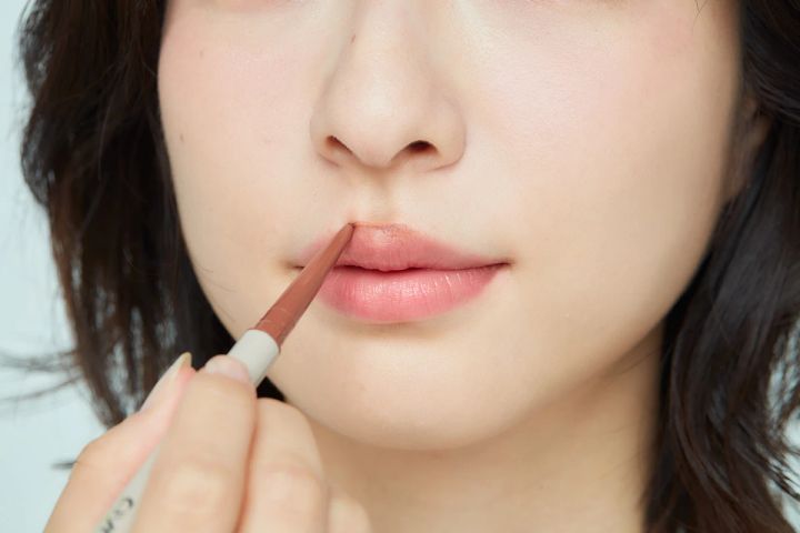 40代メイク 人中短縮メイク ぼやけた唇の輪郭を強調しつつ上唇を盛る