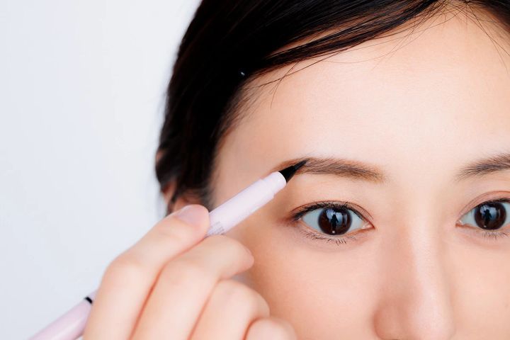 40代 アイメイク 若見えメイクアイブロウパウダー＆リキッドでベースをつくる