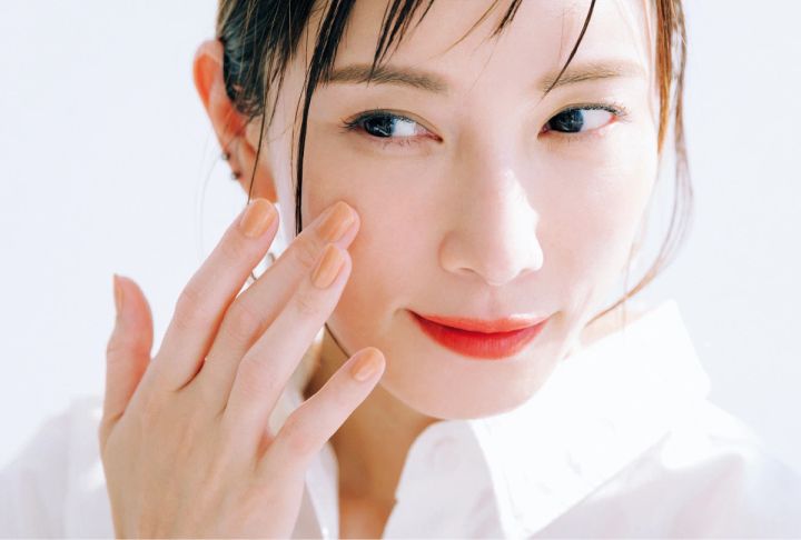 40代メイク クリームチークでツヤと血色をほんのりと