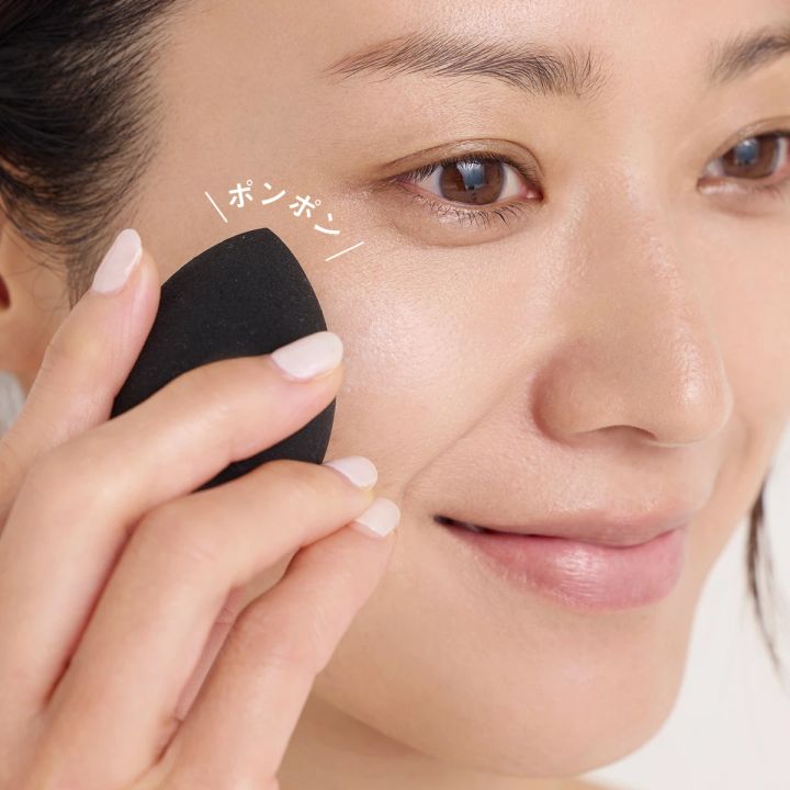 40代メイク スポンジで軽くなじませる