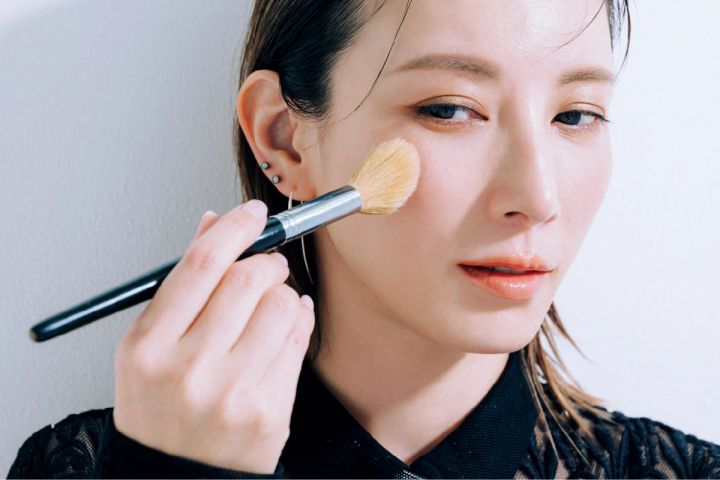 40代メイク “エッジを利かせつつ一点だけ可愛げを盛る”