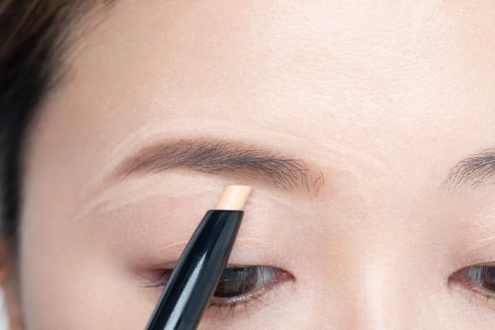 40代メイク アラフォー 眉毛 描き方 細眉 コンシーラー