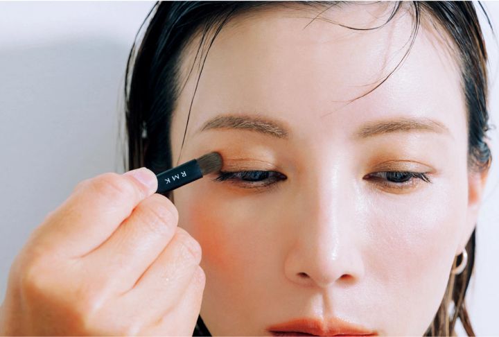 40代メイク パレットの右上をアイホールに、右下を上まぶたに