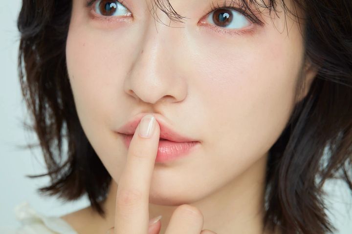 40代メイク 人中短縮メイク 上唇を軽く押し上げる