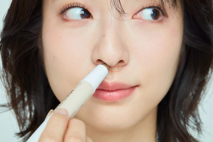 40代メイク 人中短縮メイク 鼻の下に影をつける