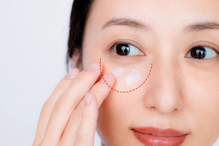 40代 アイメイク 若見えメイク目の下のシワやたるみ凹凸をならす