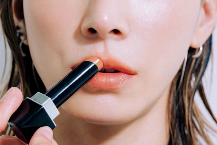 40代メイク ベージュ系でもくすまず血色キープ。このルージュが洗礼をもたらす