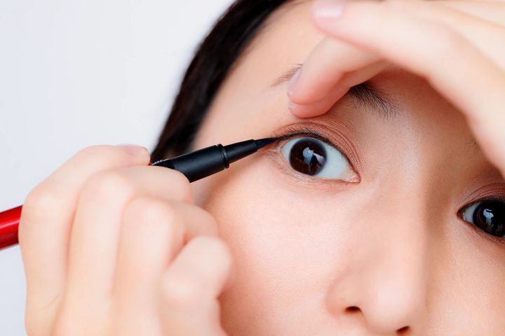 40代 アイメイク 若見えメイクアイライナーで目の輪郭を強調