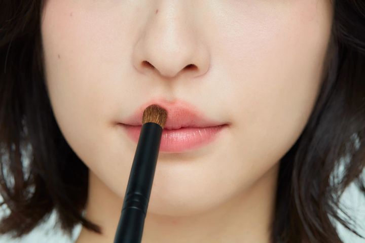 40代メイク 人中短縮メイク オーバーラインで上唇に厚みをプラス