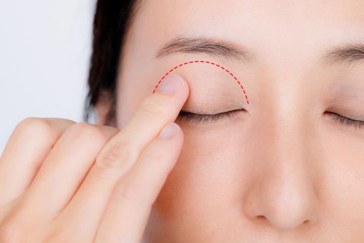 40代 アイメイク 若見えメイク肌トーンのクリームアイシャドウを仕込む