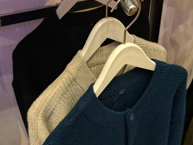 3色のモヘヤタッチクルーカーディガン