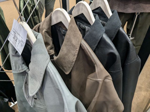 4色のシンセティックレザーカーコート