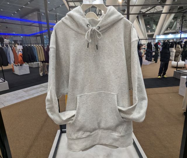 グレーのヘビーウェイト裏起毛フーディ