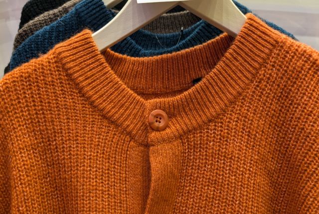 モヘヤタッチクルーカーディガンのネック部分