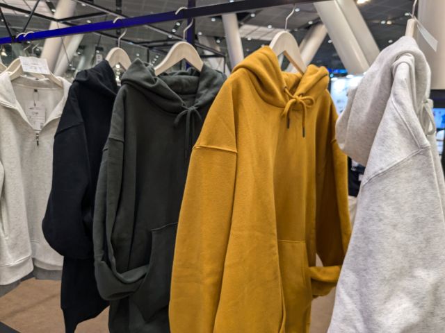 4色のヘビーウェイト裏起毛フーディ