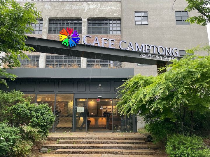 店内にはBTSの映像やスナップ写真などが満載で、ファン必涙のカフェ ケンプトン。