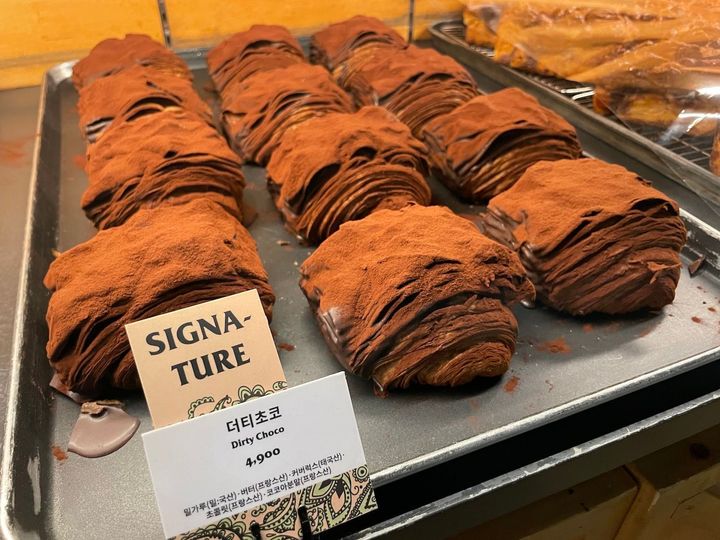 きめ細やかなココアパウダーがたっぷりとまぶされた「ダーティーチョコ」。