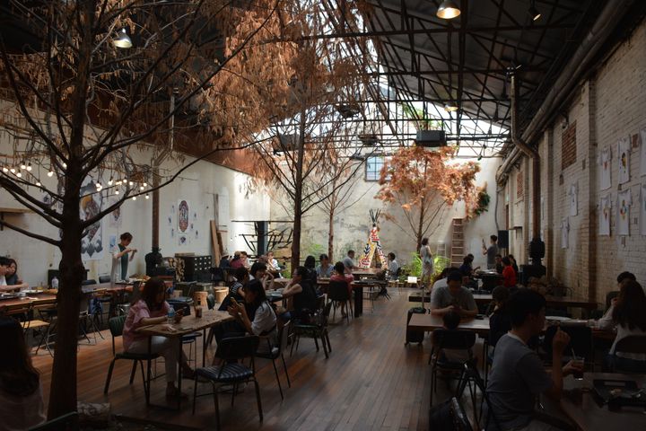 聖水のリノベカフェの先駆けで、連日満席の「大林倉庫」。Photo_ AFLO