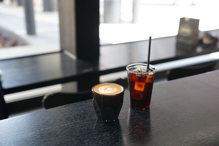 人気のフラットホワイトと涼しげなコールドブリュー。
