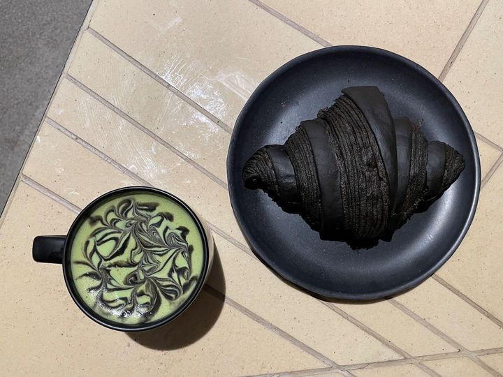心地よい甘さの「ピークグリーンティーラテ」と黒ゴマが香る「ブラッククロワッサン」。