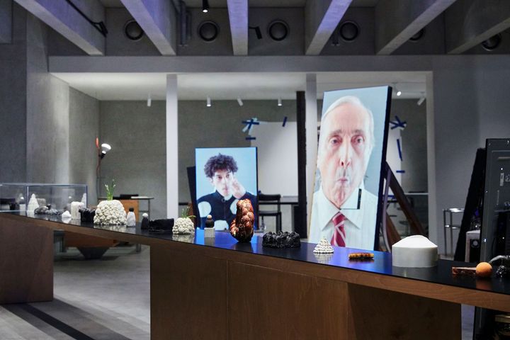 デジタルアートで満たされた異次元空間。カウンターにはユニークなスイーツのサンプルが並ぶ。