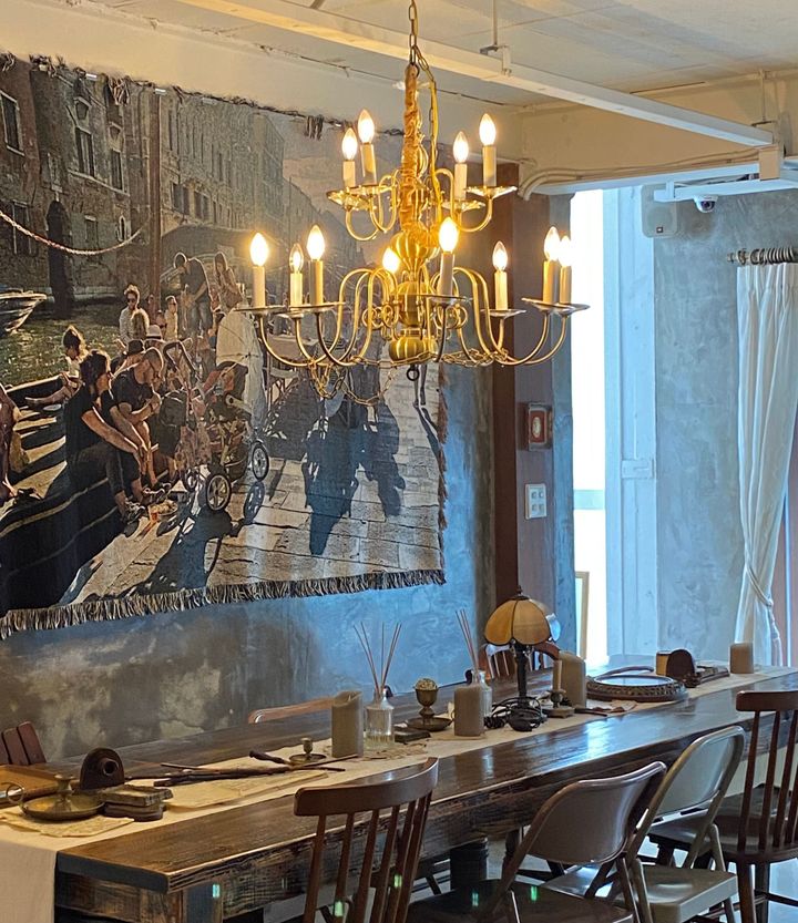 アンティークの家具やレトロな小物たちが一体となって独特の雰囲気を作り出す。