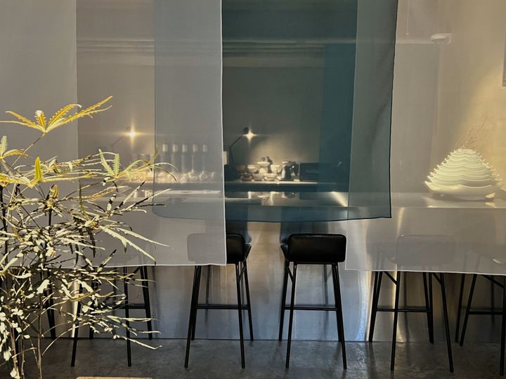 ティーセレモニーは、照明を落とし、韓国の伝統音楽が静かに流れるバーのような空間で。