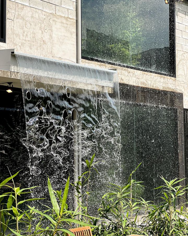 中庭のレインフォールシャワーで雨の日を演出。