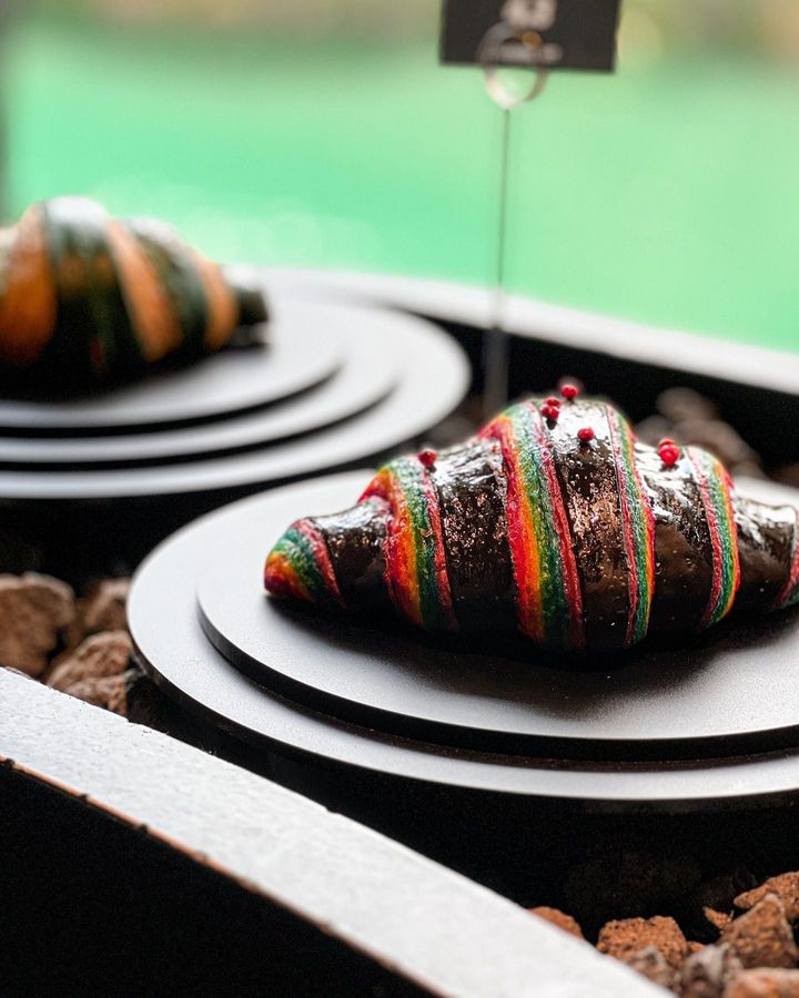 一瞬、戸惑うカラフルなクロワッサンも食べてみるとそのおいしさに驚く。