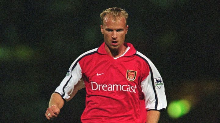 アーセナルの伝説ベルカンプ、ピッチに降臨！55歳なのにオーラがすごい