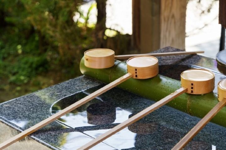 神社参拝のマナー 手水舎で手と口を清める