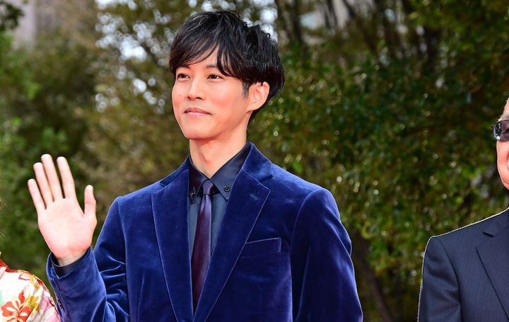 松坂桃李、ベロアジャケット羽織りレッドカーペットに登場「『SHOGUN 将軍』を機に日本の時代劇を知ってほしい」と思い語る