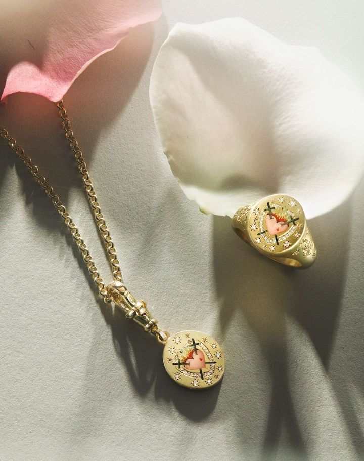 シシ ジュエリーの「インシグニア」ネックレス￥1,452,000 リング￥1,672,000 ＊伊勢丹新宿店で国内先行販売