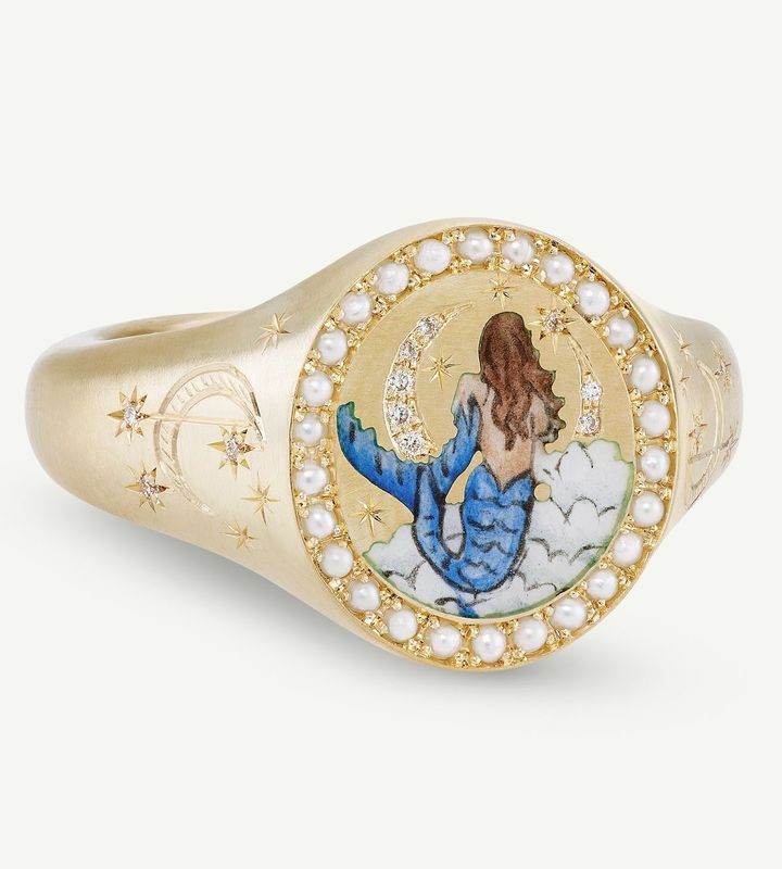 シシ ジュエリーのコレクションでは、デザイナー自身が描いたモチーフを古代のエナメル技法を用いてジュエリーに