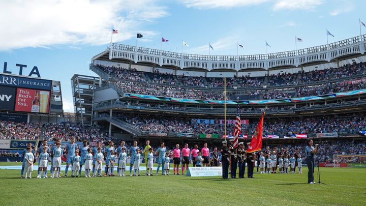野球場でサッカー！ヤンキースのスタジアムで「ダービーマッチ」を開催するとこうなる