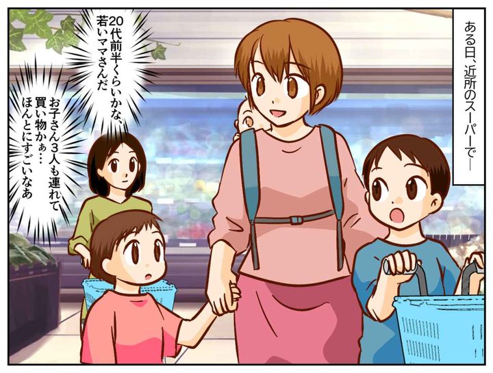 画像1: 子ども3人を連れて買い物をする若い母親
